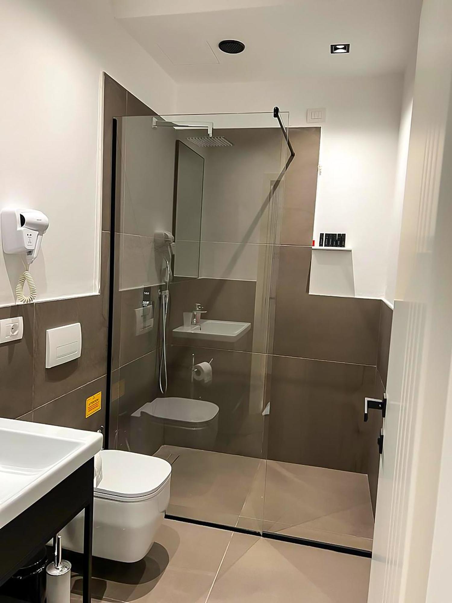 Vlorë Hotel Central מראה חיצוני תמונה